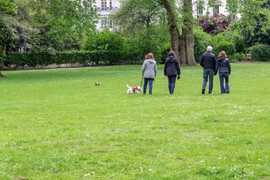 LONDON, GREAT BRITAIN - 9 Mayıs 2014: Russell Meydanı boyunca kimliği belirsiz insanlar yürüyor.