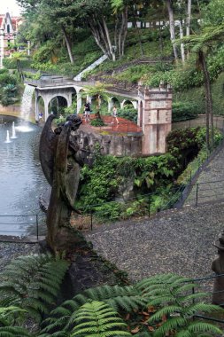 FUNCHAL, PORTUGAL - 24 Ağustos 2021: Bu Monte Tropikal Parkı 'ndaki Central Lake yakınlarında bulunan yapay bir şelale..