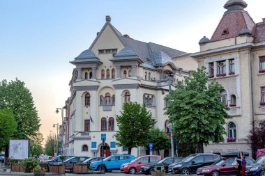 TARGU MURES, ROMANIA - 5 Mayıs 2023: Bunlar bir bahar akşamında şehir merkezinin neo-Romanya tarzı mimarisinde ofis binaları.