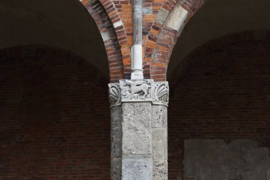 MILAN, ITALY - 17 Mayıs 2018: Bu San Ambrogio Bazilikası 'nın (12. yüzyıl) avlusunda bulunan antik bir kolonun bir parçasıdır.).