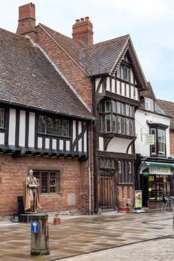 STRATFORD-UPON-AVON, GREAT BRITAIN - 15 Eylül 2014: Romalı bir lejyoner üniforması giymiş kimliği belirsiz bir sokak sanatçısı, ünlü ortaçağ şehrinde bir yaya caddesinde duruyor..