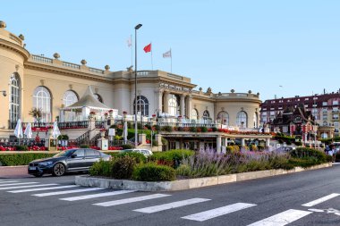 DEAUVILLE, FRANCE - 1 Eylül 2019: Burası şık bir Norman sahil beldesinde bir kumarhane binası..