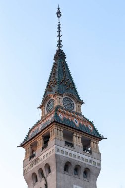 TARGU MURES, ROMANIA - 5 Mayıs 2023: Bu, akşam Neo-Gotik tarzda Mures İlçesi Saat Kulesi 'nin tepesidir..