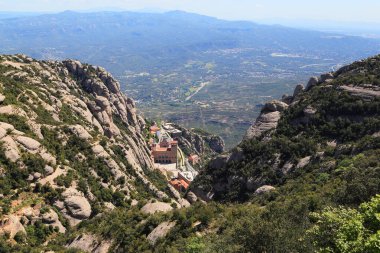 MONTSERRAT, SPAIN - 15 Mayıs 2017 Çevredeki kayalıkların yükseklerinden Benedikt Manastırı 'nın manzarası.