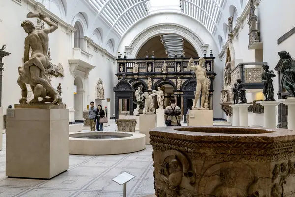 LONDON, GREAT BRITAIN - 22 Mayıs 2014: Burası Victoria ve Albert Müzesi 'nde sergilenen Rönesans Galerisi.