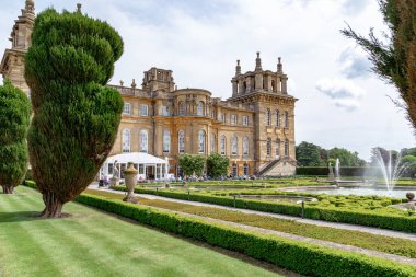 Woodstock, İngiltere - 21 Mayıs 2014: Bu su teraslar denir Blenheim Sarayı Sarayı ve Parkı topluluğu parçasıdır.