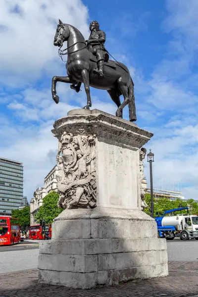 LONDON, GREAT BRITAIN - 12 Mayıs 2014: Bu Kral I. Charles 'ın Trafalgar Meydanı' ndaki anıtı.