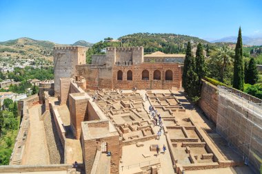 Granada, İspanya - 20 Mayıs 2017: Bu, Vela Kulesi 'nin Alcazaba kalesinin manzarası..