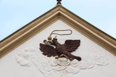 MELK, AUSTRIA - 12 Mayıs 2019: Bu eski postanenin pediküründeki eski bir posta amblemi.