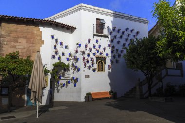 BARCELONA, SPAIN - 9 Mayıs 2017: Bu, tipik Endülüs mimarisi binasının bir parçası, mimari ve etnografik park-müzesi 'İspanyol Köyü' nde sergilenmektedir..