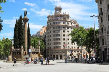 BARCELONA, SPAIN - 12 Mayıs 2017: Bu köşesinde Çapraz Bulvar 'da şair Jacinte Verdaguer' in bir figürü olan bir sütun.