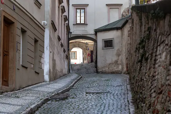 PRAG, CZECH - 26 Ekim 2023 Bu Mala Strana dikkat dağıtıcı dar bir ortaçağ caddesi.