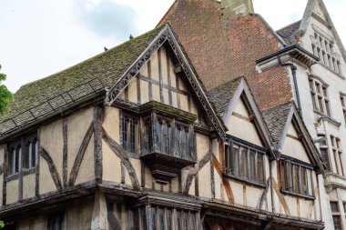 OXFORD, GREAT BRITAIN - 21 Mayıs 2014: Bu, şehrin tarihi merkezindeki ortaçağdan kalma yarı ağaçlıklı bir evin bir parçası..
