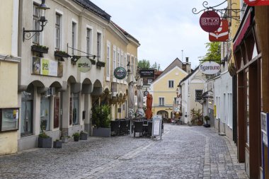 MELK, AUSTRIA - 12 Mayıs 2019: Burası Avusturya 'nın Wachau Vadisi' ndeki tarihi eski sokaklarından biridir..