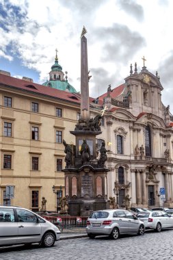 PRAG, CZECH - 26 Ekim 2023 Bu Malostranska Meydanı 'ndaki Kutsal Üçlü' nün Veba Sütunu. 