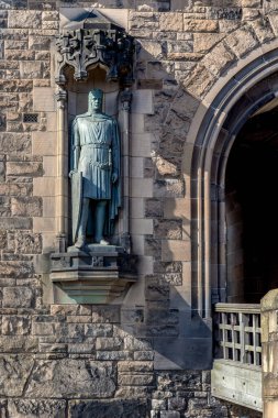 EDINBURGH, GREAT BRITAIN - 10 Eylül 2014: Bu Edinburgh Kalesi 'nin kapısındaki oyukta bir şövalyenin heykeli.