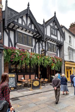 YORK, GREAT BRITAIN - 9 Eylül 2014: Bunlar şehrin tarihi merkezinin antik caddelerinden birinin orta çağ yarım keresteli evleri.