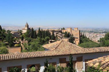 Granada, İspanya - 20 Mayıs 2017: Generalife Gardens 'ın yükseklerinden Alhambra manzarası.