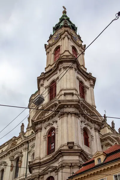 PRAG, CZECH - 26 Ekim 2023 Mala Strana bölgesindeki Barok Kilisesi 'nin çan kulesi..