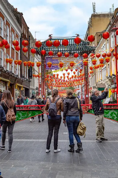 LONDON, GREAT BRITAIN - 21 Eylül 2014: Soho bölgesindeki pitoresk Çin kasabasında kimliği belirsiz insanlar.