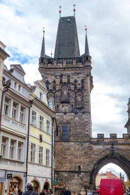 PRAG, CZECH - 26 Ekim 2023 Bu Charles Köprüsü 'ne açılan kapısı olan iki küçük kasaba köprüsünden biri..