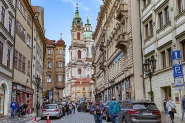PRAG, CZECH - 26 Ekim 2023 Burası Mostecka Caddesi, Charles Köprüsü 'nden Malostranska Meydanı' na ve St. Nicholas Katedrali 'ne giden yol..