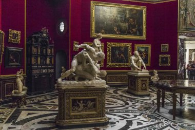 FLORENCE, ITALY - 18 EPTEMBER 2018: Bu aslen Medici ailesinin sanatsal hazinelerini barındıran Uffizi Tribune sekizgen salonu.