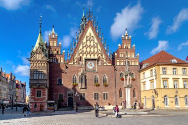WROCLAW, POLAND - 11 Kasım 2023 Pazar Meydanı 'nda astronomik saatle Eski Belediye Binası cephesi.