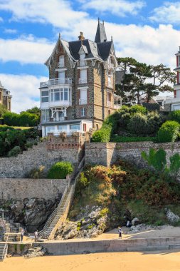 DINARD, FRANCE - SEPTEMBER 3, 2019 Kıyı boyunca bir yaya yolu (Ronde de la Malouin), Malouin Burnu 'nda bir plaj ve villa.