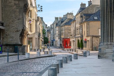 BAYEUX, FRANCE - 2 Eylül 2019 Burası eski Norman şehrinin sokaklarından biri..