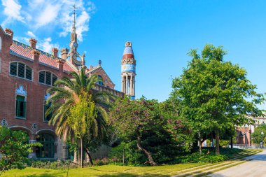 BARCELONA, SPAIN - 12 Mayıs 2017: Bu, modern mimarinin başyapıtlarından biri olan Sant Pau 'daki hastane pavyonu ve yürüyen gree sokağı..
