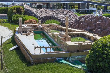 İSTANBUL, TURKEY - 14 Eylül 2017: Bu, Şanlıurfa 'daki Khalid Rahman Camii' nin minyatür parkta sergilenen kutsal balıklarla dolu bir havuzu olan modeli..