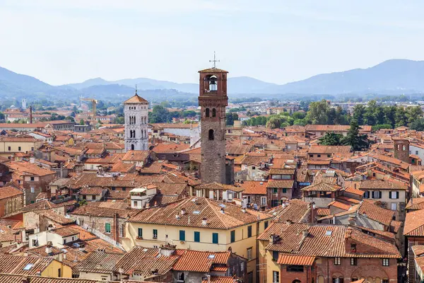 LUCCA, İtalya - 16 Eylül 2018: Bu eski şehrin en yüksek binası olan ortaçağ saat kulesinin manzarası.