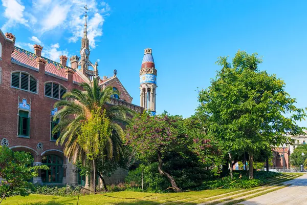 BARCELONA, SPAIN - 12 Mayıs 2017: Bu, modern mimarinin başyapıtlarından biri olan Sant Pau 'daki hastane pavyonu ve yürüyen gree sokağı..