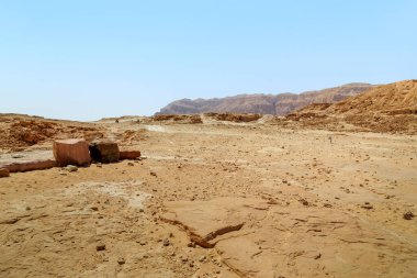 Burası Arava Çölü, kireç taşları ve tuhaf şekil ve renklerden oluşan kumtaşlarından oluşur..