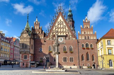 WROCLAW, POLAND - 11 Kasım 2023 Pazar Meydanı 'nda astronomik saatle Eski Belediye Binası cephesi.