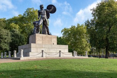 LONDON, GREAT BRITAIN - 21 Eylül 2014: Bu Achilles Heykeli, Hyde Park 'ta Wellington Dükü' nün anısına dikildi..