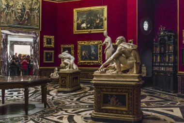 FLORENCE, ITALY - 18 EPTEMBER 2018: Bu aslen Medici ailesinin sanatsal hazinelerini barındıran Uffizi Tribune sekizgen salonu.
