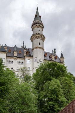 SCHWANGAU, GERMANY - 23 Mayıs 2024 Bavyera Kralı II. Ludwig 'in ünlü romantik Neuschwanstein Kalesi' nin en yüksek kulesi.).