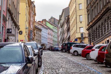 PRAG, CZECH - 26 Ekim 2023: Bu Zizkov bölgesindeki sarp eski sokaklardan biri.