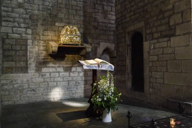 BARCELONA, İSPAN - 17 Mayıs. 2017: Burası Santa Maria del Mar Bazilikası 'nda Aziz Cugat' ın kutsal emanetlerinin bulunduğu kilisedir..