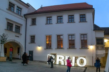 BRNO, CZECH - 25 Ekim 2023 Burası eski belediye binasının iç avlusu..