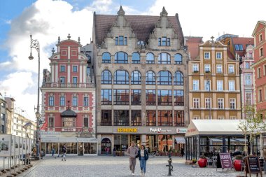 WROCLAW, POLAND - NOVEMBER 4, 2023: Bu piyasa meydanının farklı mimari tarzlara sahip eşsiz binalarının bir parçası.