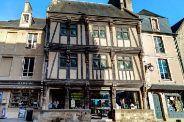 BAYEUX, FRANCE - 2 SEPTEMBER 2019: Bu tarihi şehir merkezinde dar bir sokakta korunmuş bir ortaçağ yarı keresteli ev.