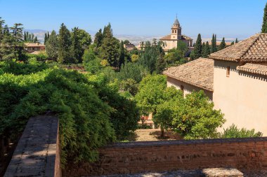 Bu Santa Maria de la Alhambra Kilisesi 'nin üst generalife Bahçeleri' nden bir görüntüsü..