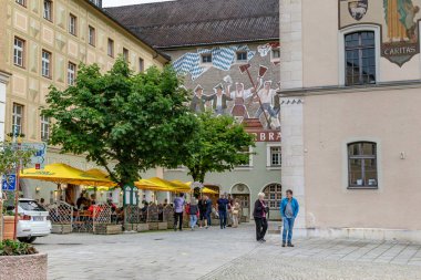 Kötü REICHENHENHALL, ALMANY - 19 Mayıs 2024: Tanımlanamayan insanlar Rathausplatz Meydanı 'nda bir bahar akşamı dinleniyorlar.