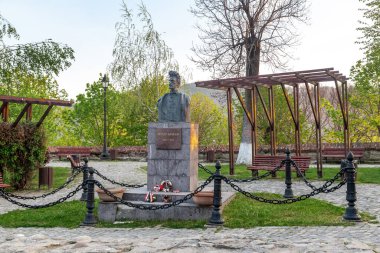 SIGHISOARA, ROMANIA - 2 Mayıs 2023: Bu eski şehir kalesinde bir meydanda şair Sandor Petofi için bir anıt.