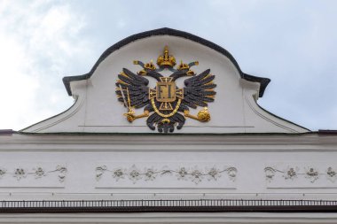 InNSBRUCK, AUSTRIA - 20 Mayıs 2024: Bu Hofburg İmparatorluk Sarayı cephesinde Avusturya İmparatorluğu 'nun bir arması.