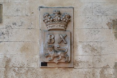 BAYEUX, FRANCE - 2 EYLÜL 2019: Bu eski taş bir binanın duvarında eski bir şehir arması olan bir rahatlama..