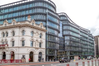 LONDON, GREAT BRITAIN - 13 Mayıs 2014: Bu Amazon şirketinin bulunduğu Holborn Viaduct yakınlarındaki modern bir bina.